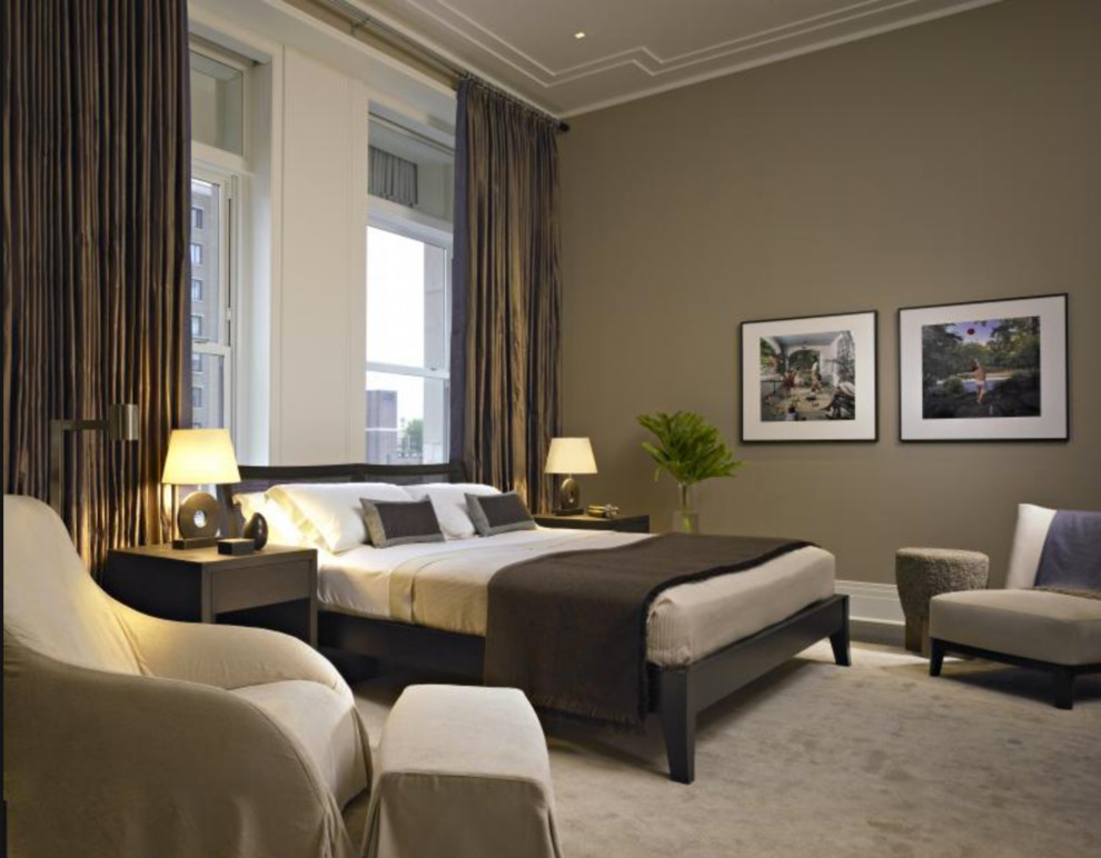 На фото: большая хозяйская спальня в стиле неоклассика (современная классика) с коричневыми стенами, ковровым покрытием и серым полом без камина