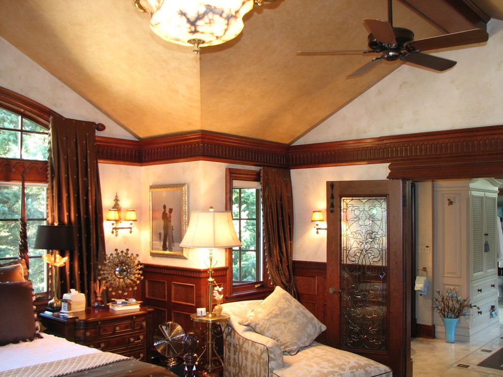 Foto di una camera matrimoniale american style di medie dimensioni con pareti beige, pavimento in marmo, nessun camino e pavimento beige