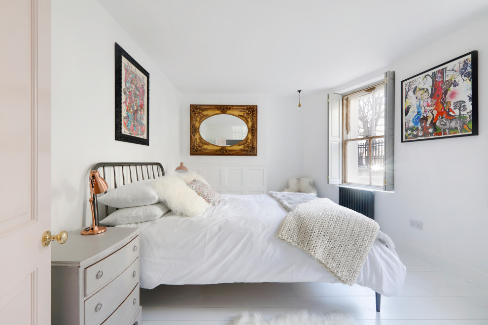 Mittelgroßes Modernes Hauptschlafzimmer mit weißer Wandfarbe, gebeiztem Holzboden und weißem Boden in Sussex
