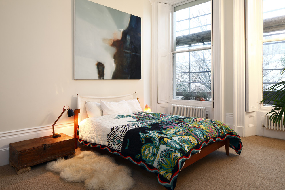 Ejemplo de dormitorio principal escandinavo grande con paredes beige y moqueta