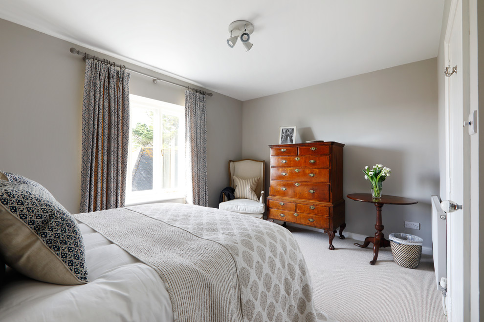 На фото: хозяйская спальня среднего размера в классическом стиле с серыми стенами, ковровым покрытием и бежевым полом без камина
