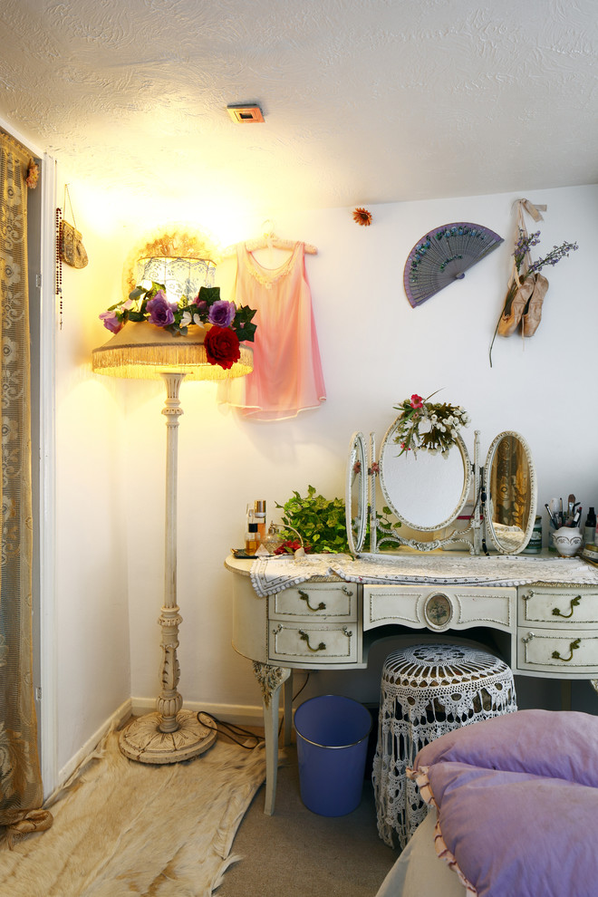 На фото: маленькая хозяйская спальня в скандинавском стиле с белыми стенами и ковровым покрытием для на участке и в саду