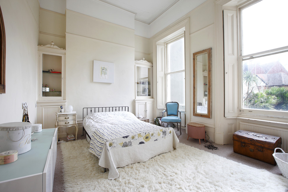 Großes Klassisches Hauptschlafzimmer mit beiger Wandfarbe und Teppichboden in Sussex