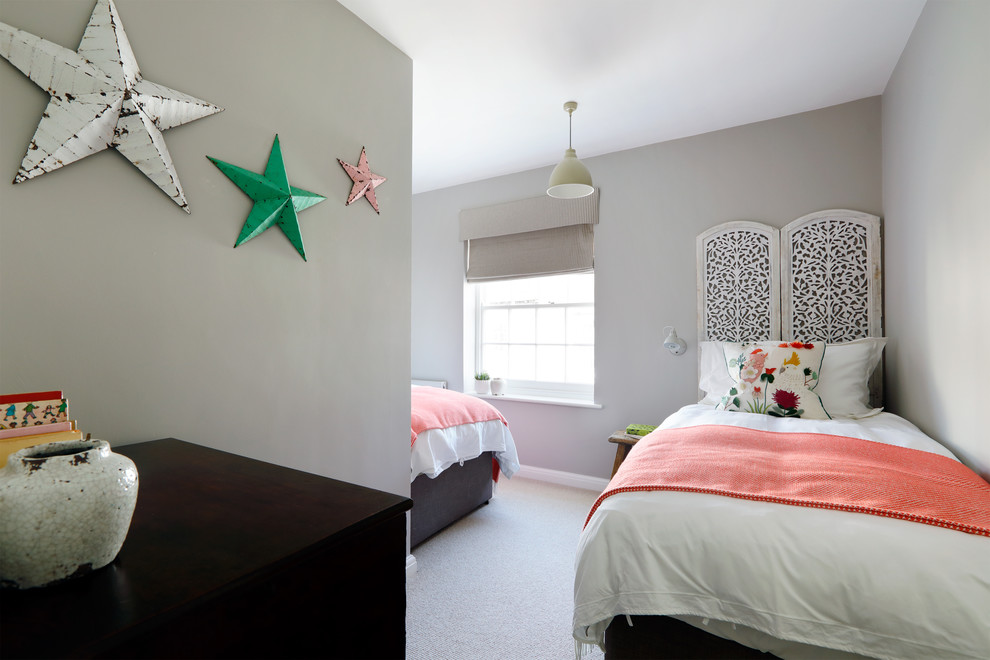 Imagen de habitación de invitados clásica pequeña sin chimenea con paredes grises, moqueta y suelo beige