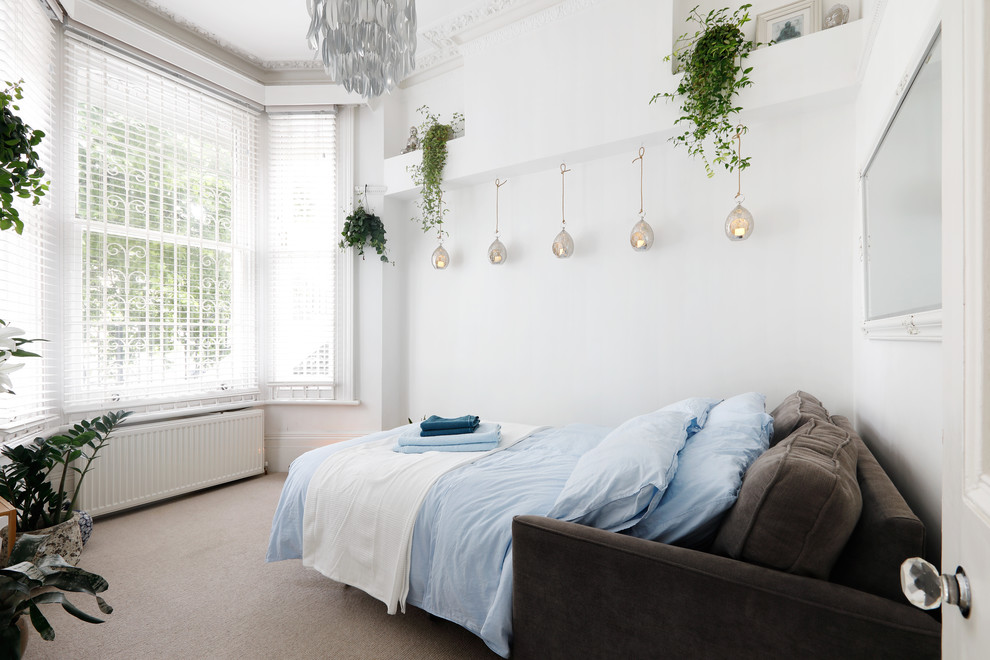 Imagen de habitación de invitados contemporánea pequeña con paredes blancas, moqueta y suelo beige