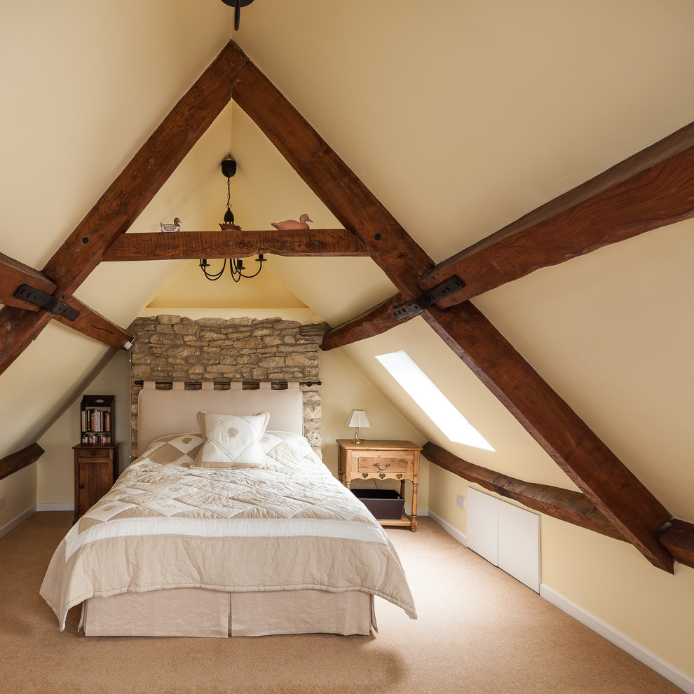 ロンドンにあるカントリー風のおしゃれな寝室 (勾配天井) のインテリア