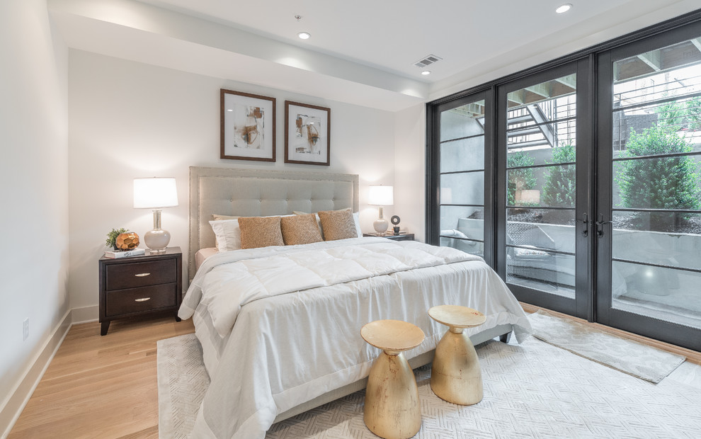 Foto de dormitorio clásico renovado con paredes blancas, suelo de madera en tonos medios y suelo marrón