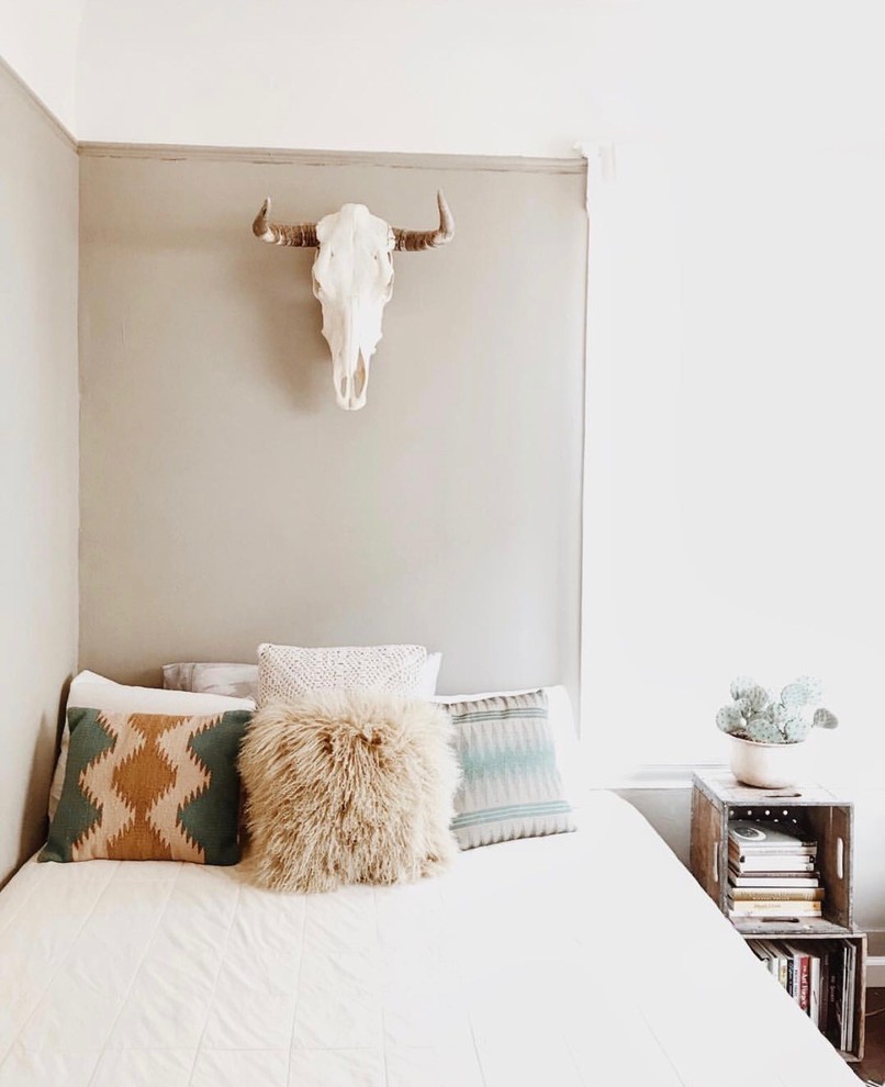 Idee per una camera da letto shabby-chic style con pareti beige