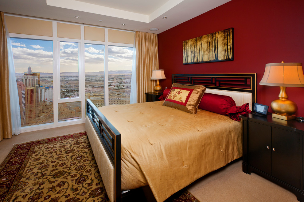 Mittelgroßes Asiatisches Hauptschlafzimmer ohne Kamin mit roter Wandfarbe, Teppichboden und beigem Boden in Los Angeles