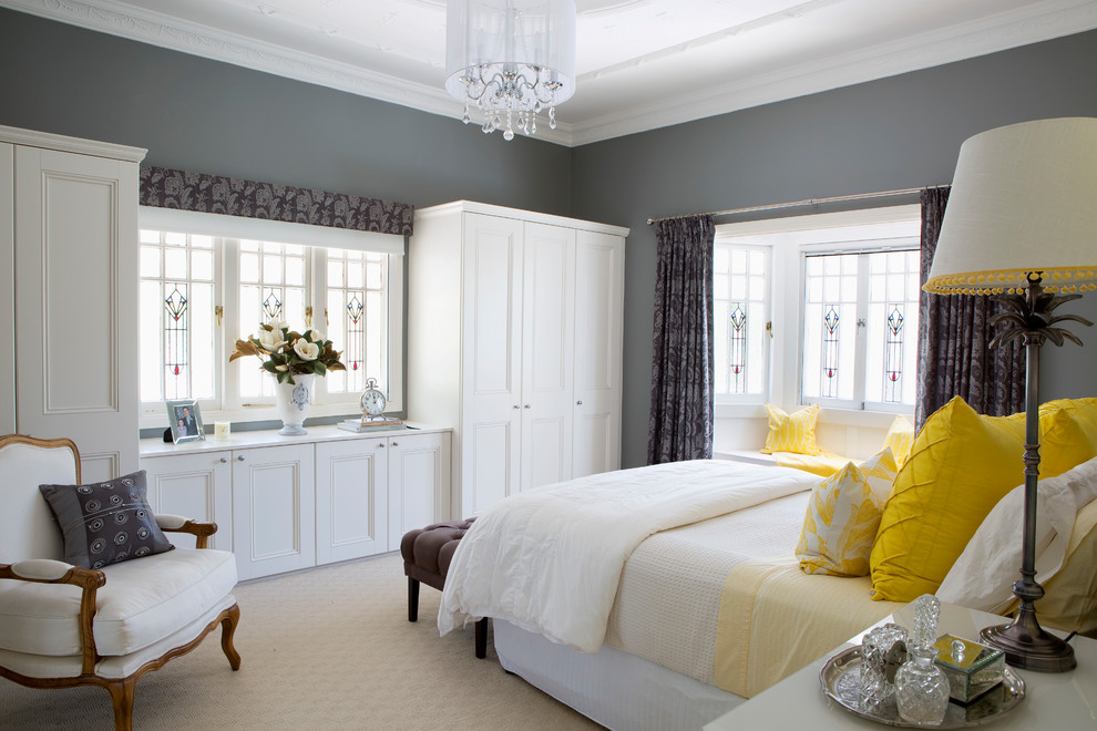 Свежая идея для дизайна: хозяйская спальня в морском стиле с серыми стенами, ковровым покрытием и бежевым полом - отличное фото интерьера