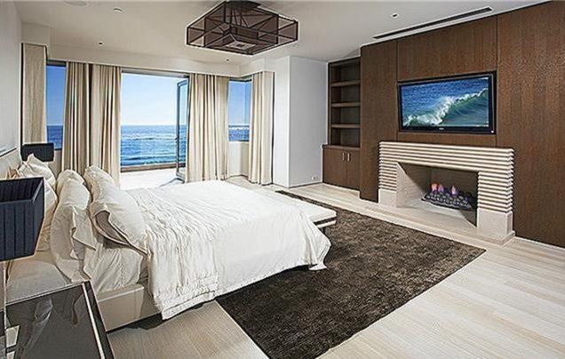Minimalist bedroom photo in San Diego
