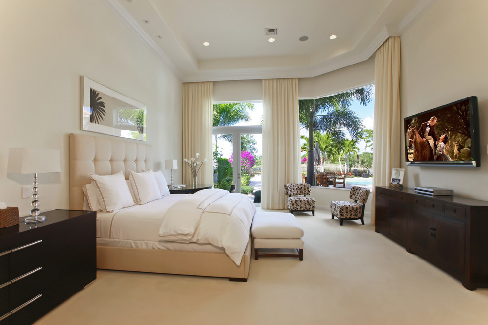 Klassisches Schlafzimmer mit beiger Wandfarbe und beigem Boden in Miami