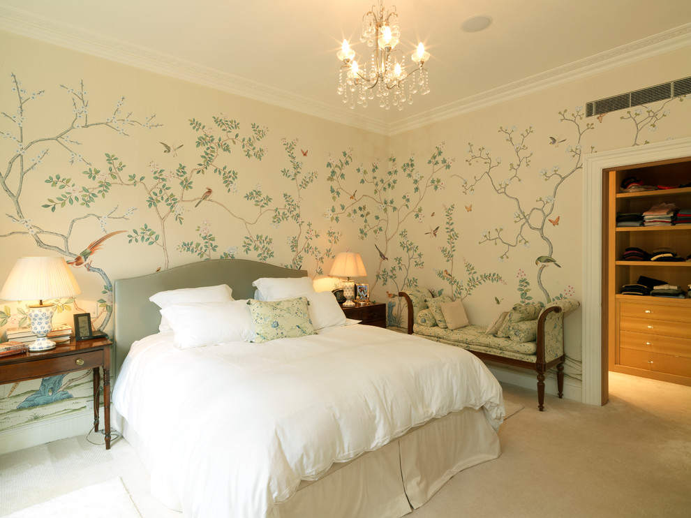 ロンドンにあるトラディショナルスタイルのおしゃれな寝室 (マルチカラーの壁、カーペット敷き) のレイアウト