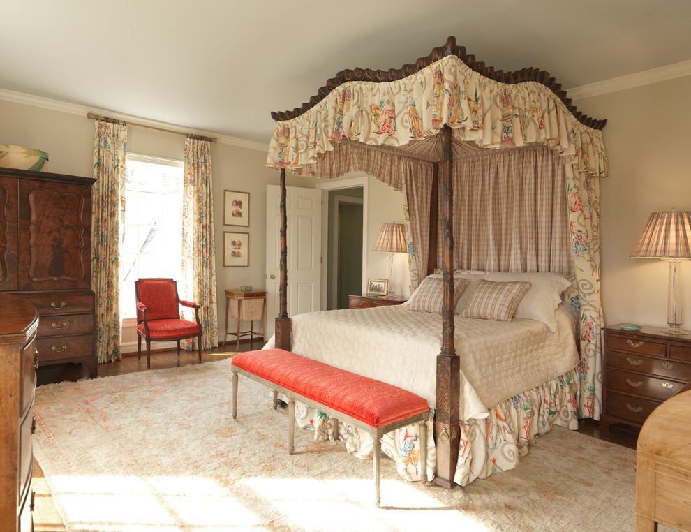 На фото: спальня в классическом стиле с серыми стенами с