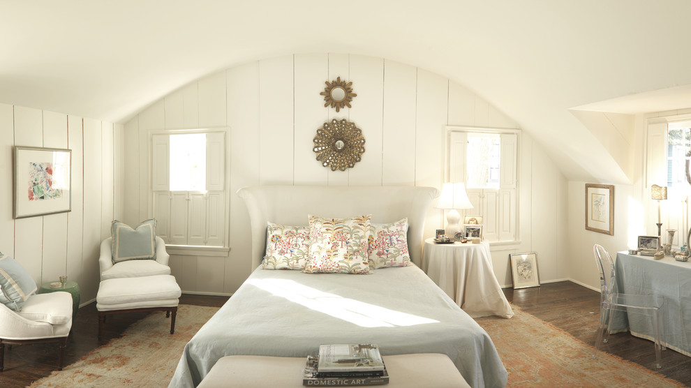 Foto på ett vintage sovrum, med vita väggar