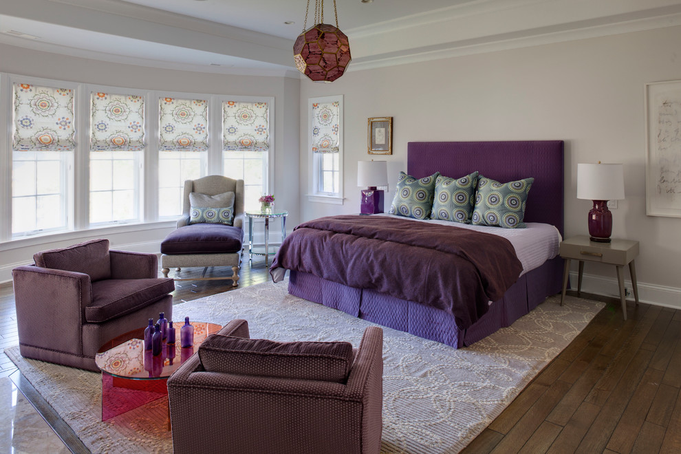 Foto de dormitorio principal tradicional renovado grande con paredes grises y suelo de madera en tonos medios