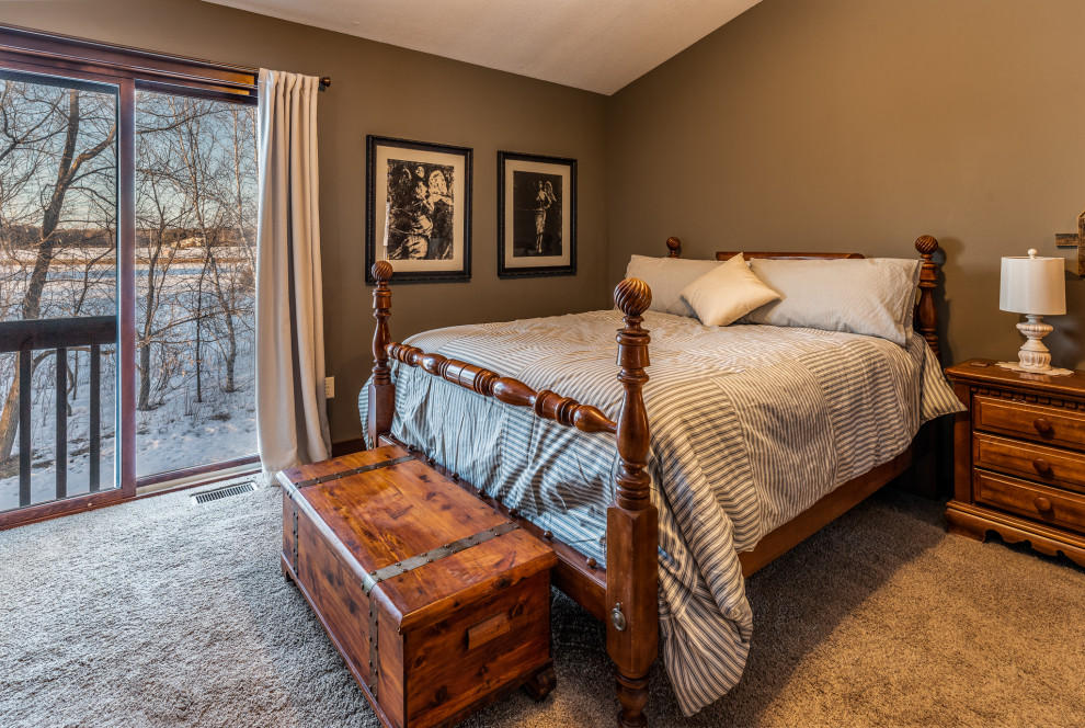 Mittelgroßes Landhausstil Hauptschlafzimmer mit brauner Wandfarbe, Teppichboden, braunem Boden und gewölbter Decke in Minneapolis