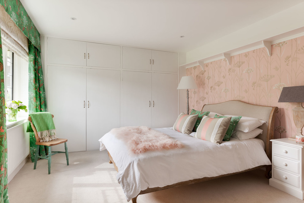 Inspiration pour une chambre avec moquette grise et rose traditionnelle de taille moyenne avec un mur blanc et un sol gris.