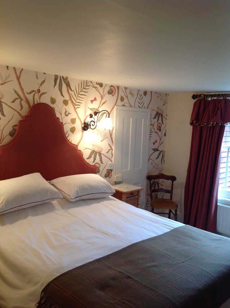 Стильный дизайн: гостевая спальня (комната для гостей) в стиле кантри с ковровым покрытием - последний тренд