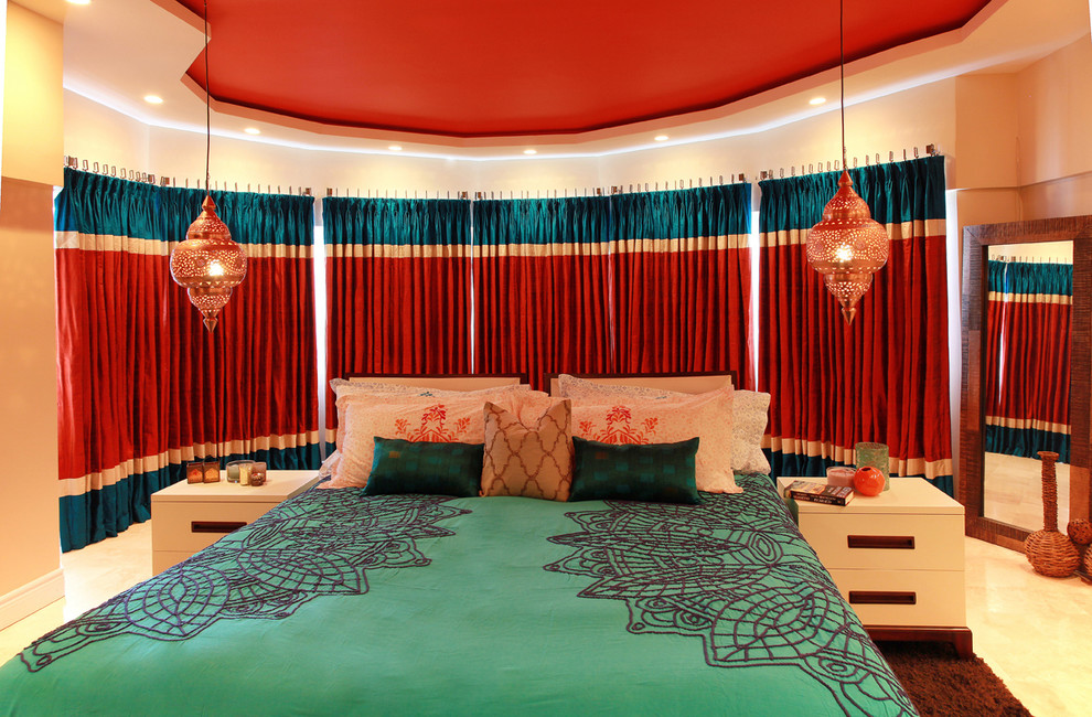 Свежая идея для дизайна: спальня в средиземноморском стиле с бежевыми стенами - отличное фото интерьера