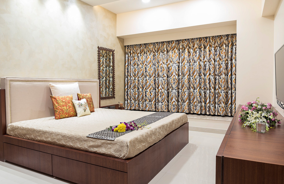 Mittelgroßes Mediterranes Gästezimmer mit beiger Wandfarbe, Marmorboden und beigem Boden in Mumbai