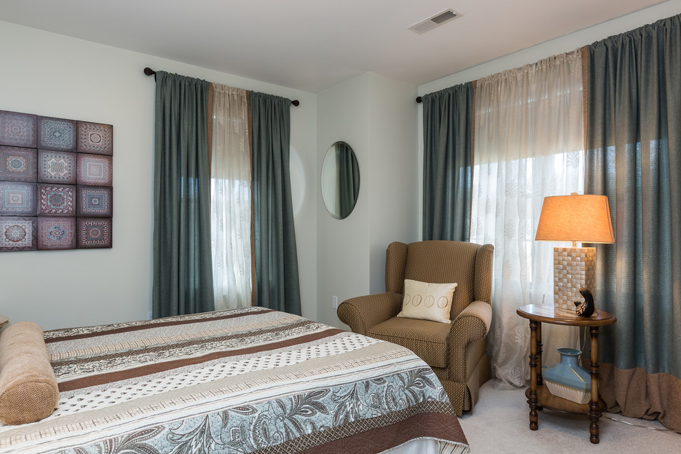Ejemplo de habitación de invitados tradicional renovada de tamaño medio sin chimenea con paredes verdes y moqueta