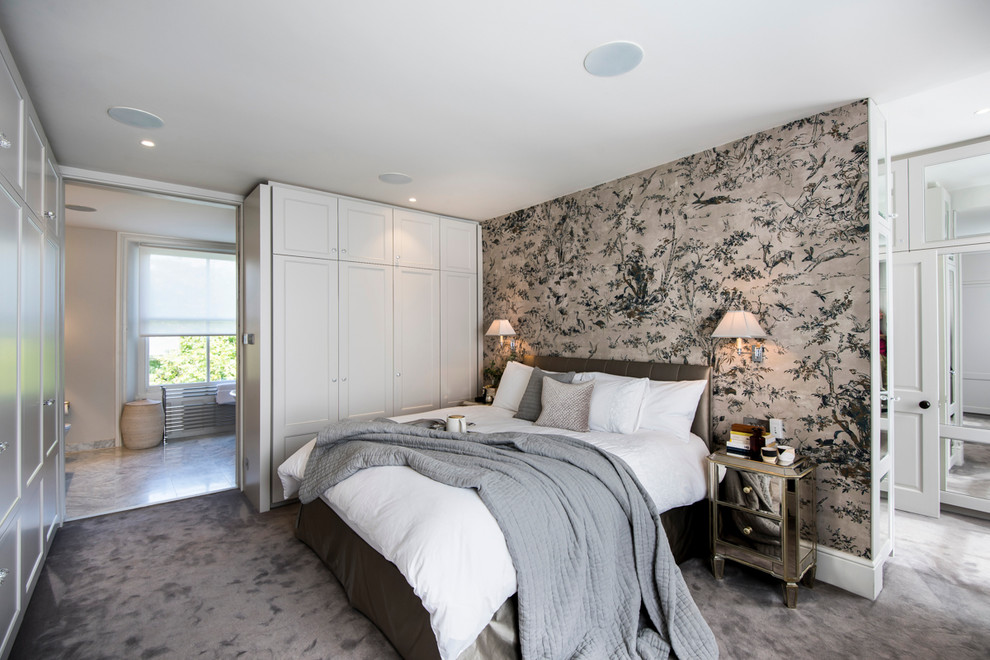 ロンドンにあるトランジショナルスタイルのおしゃれな寝室 (マルチカラーの壁、カーペット敷き)