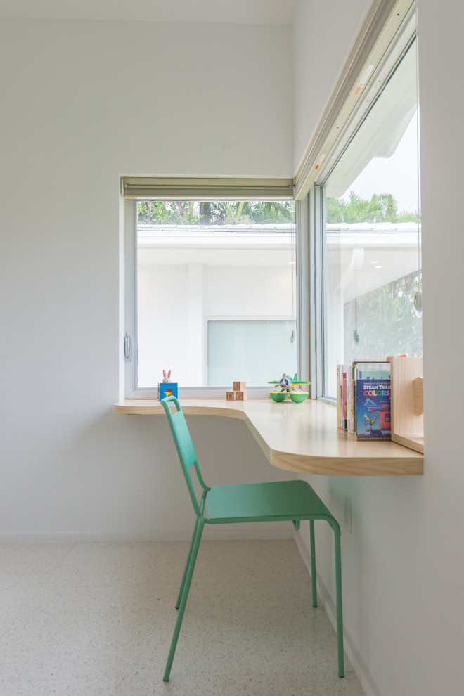 Imagen de habitación de invitados minimalista de tamaño medio sin chimenea con paredes blancas, suelo de linóleo y suelo gris