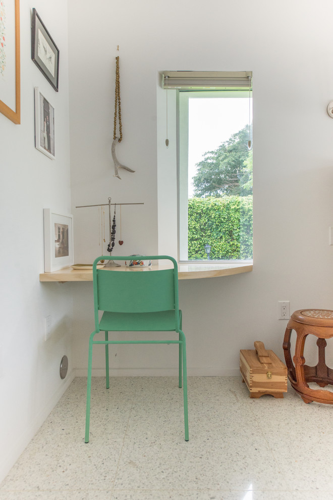 Imagen de habitación de invitados moderna de tamaño medio sin chimenea con paredes blancas, suelo de linóleo y suelo blanco