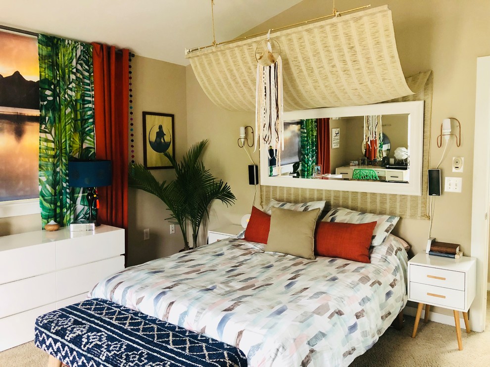 Modelo de dormitorio principal bohemio de tamaño medio sin chimenea con paredes beige, moqueta y suelo beige