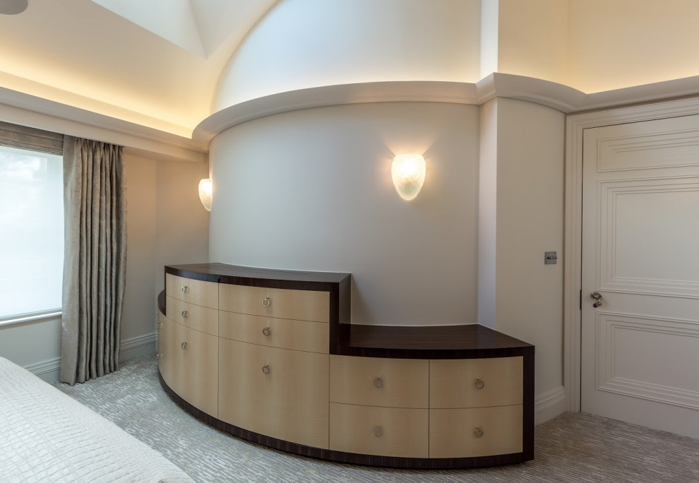 Mittelgroßes Eklektisches Gästezimmer ohne Kamin mit grauer Wandfarbe, Teppichboden und grauem Boden in London