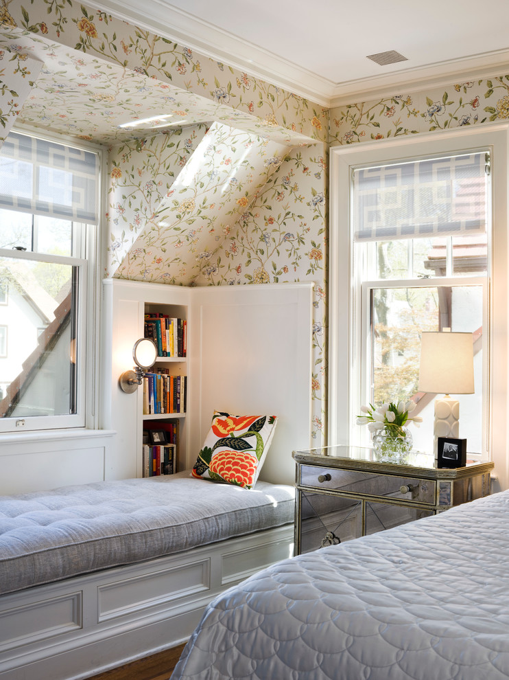 Immagine di una camera da letto design con pareti multicolore e parquet scuro
