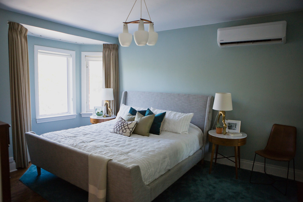 Идея дизайна: хозяйская спальня среднего размера в стиле неоклассика (современная классика) с синими стенами, ковровым покрытием и зеленым полом без камина