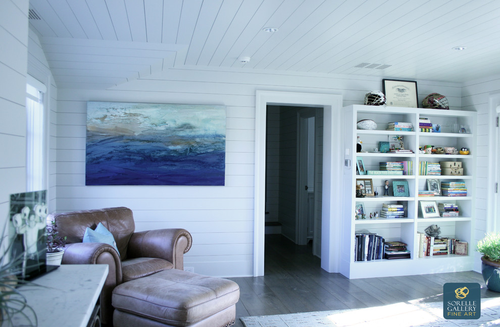 Idee per una camera degli ospiti stile marino di medie dimensioni con pareti bianche, parquet chiaro e nessun camino