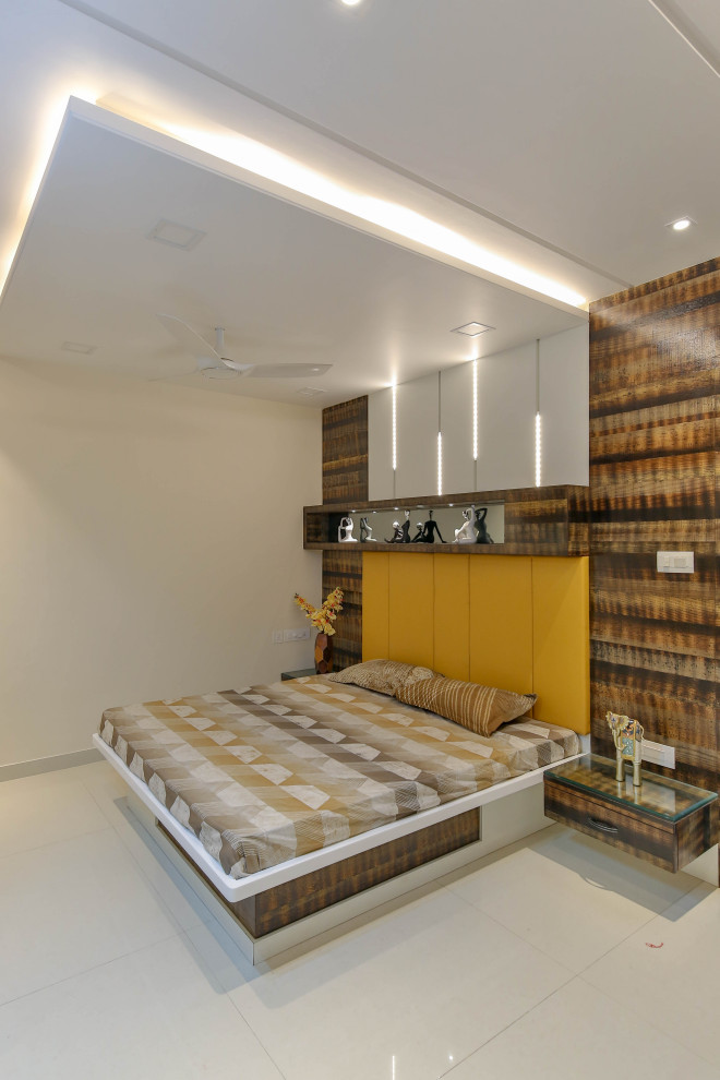 プネーにある中くらいなコンテンポラリースタイルのおしゃれな主寝室 (白い壁、磁器タイルの床、ベージュの床、壁紙) のインテリア