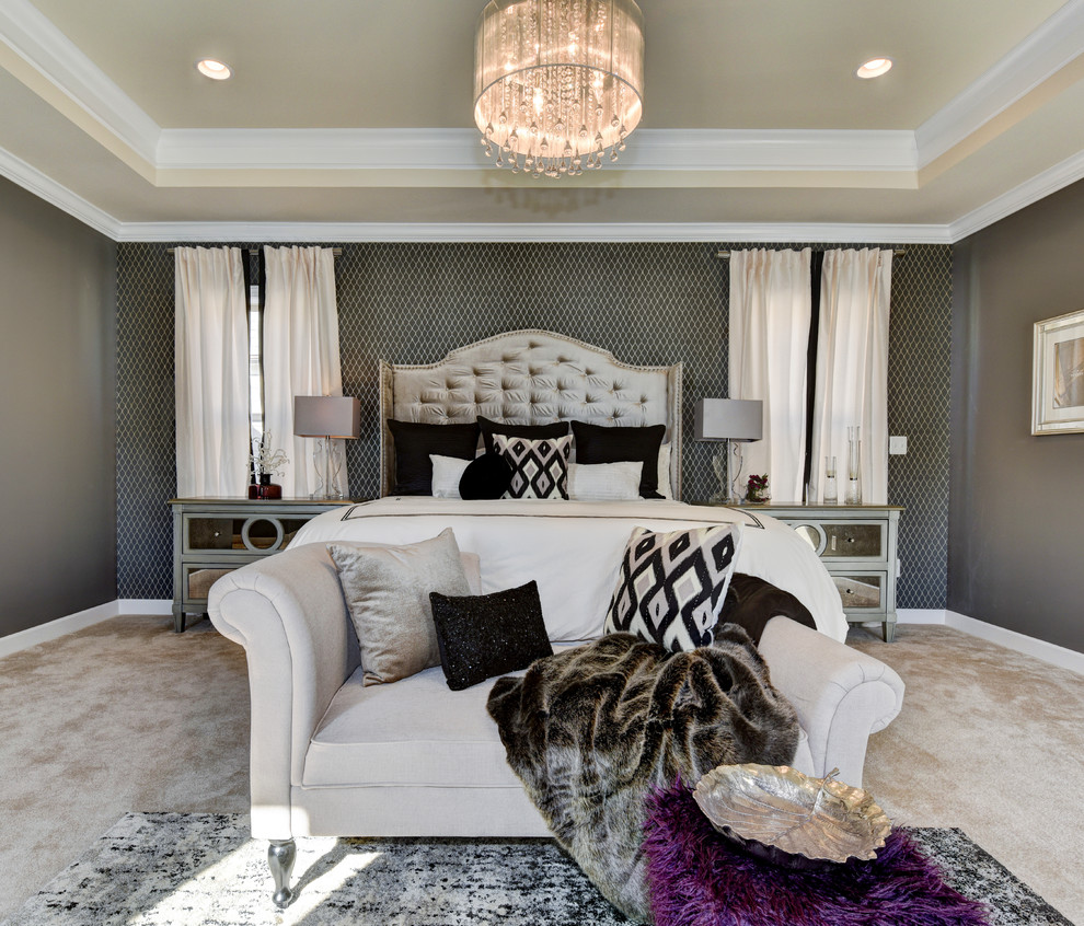 Пример оригинального дизайна: большая хозяйская спальня в стиле неоклассика (современная классика) с серыми стенами и ковровым покрытием без камина