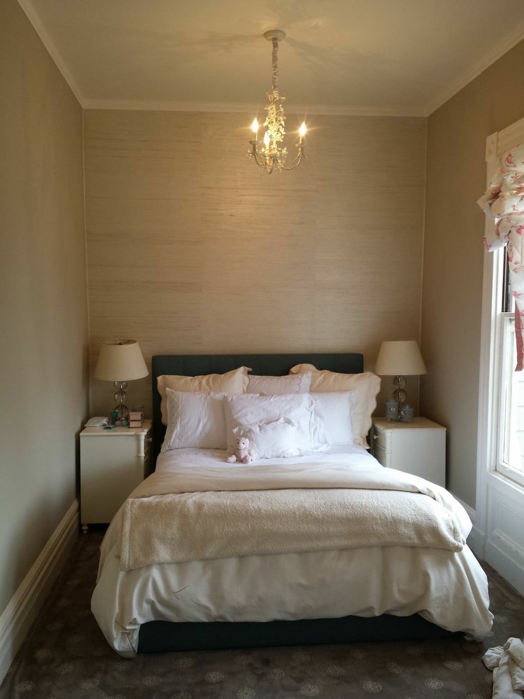 Immagine di una piccola camera da letto tradizionale con pareti beige