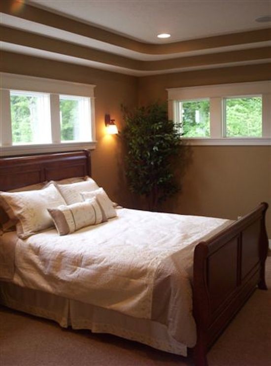 Foto de habitación de invitados clásica pequeña con paredes beige y moqueta