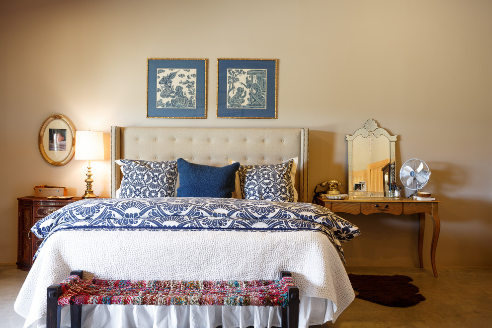 Country Hauptschlafzimmer mit beiger Wandfarbe und Teppichboden in Albuquerque
