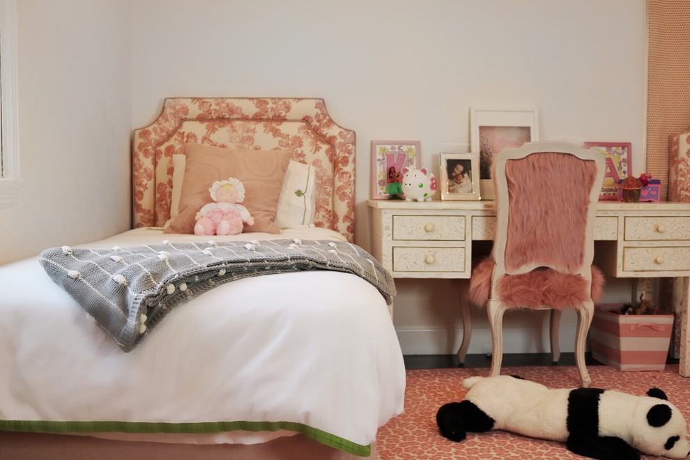 Modelo de dormitorio romántico de tamaño medio con paredes blancas, moqueta y suelo rosa