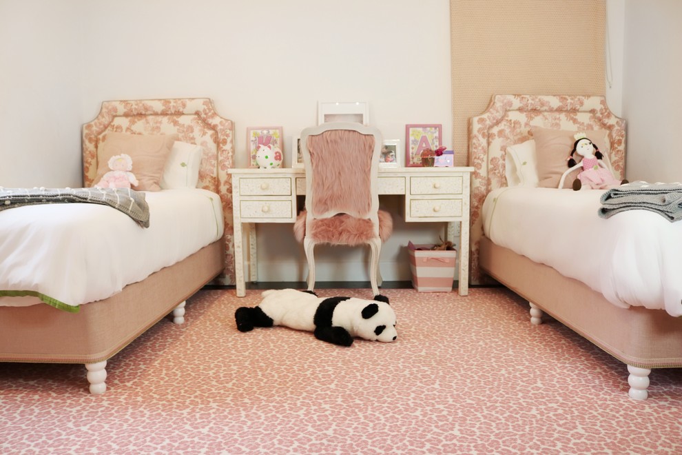 Стильный дизайн: спальня среднего размера в стиле шебби-шик с белыми стенами, ковровым покрытием и розовым полом - последний тренд