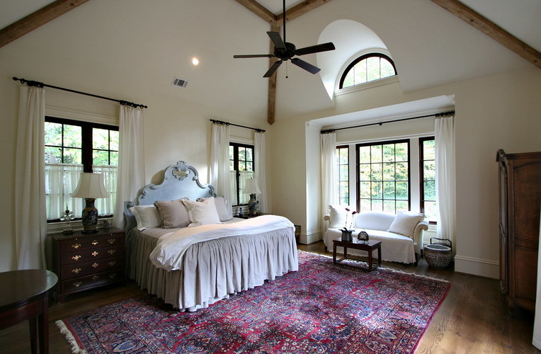 Источник вдохновения для домашнего уюта: большая хозяйская спальня в стиле фьюжн с белыми стенами, паркетным полом среднего тона и коричневым полом без камина