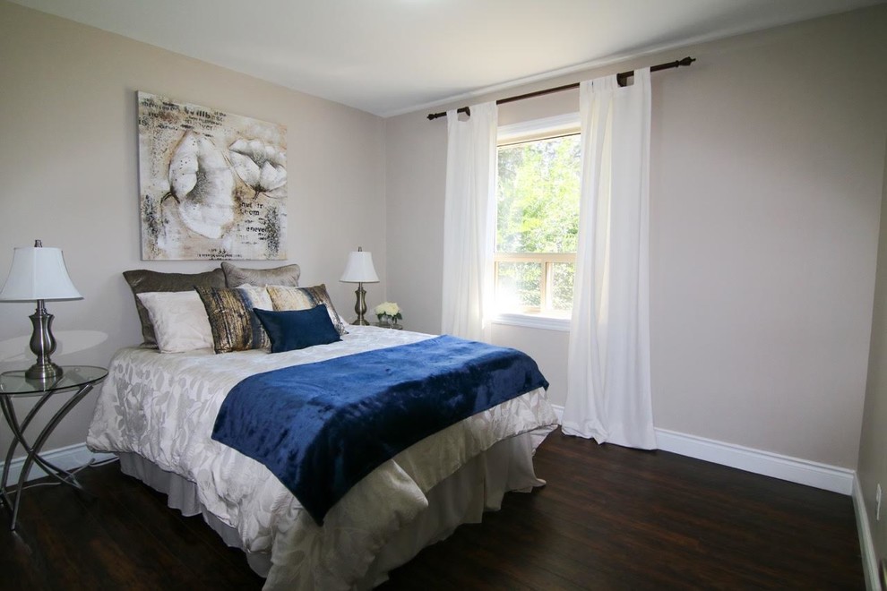 Diseño de habitación de invitados clásica renovada de tamaño medio sin chimenea con paredes grises, suelo de madera oscura y suelo marrón