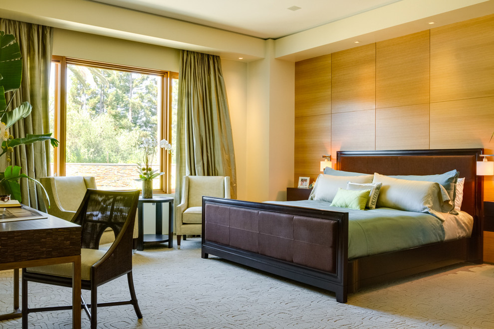 Imagen de habitación de invitados contemporánea de tamaño medio sin chimenea con paredes beige, moqueta y suelo beige