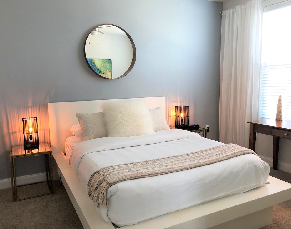На фото: маленькая хозяйская спальня в стиле неоклассика (современная классика) с белыми стенами, ковровым покрытием и бежевым полом без камина для на участке и в саду