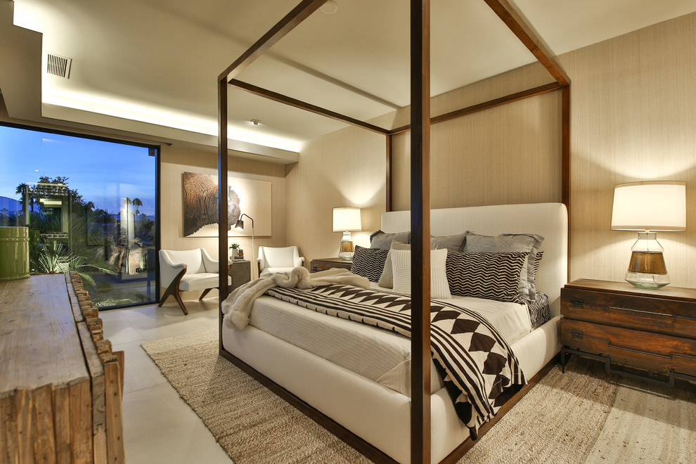 Пример оригинального дизайна: большая гостевая спальня (комната для гостей) в современном стиле с бежевыми стенами, полом из керамогранита, фасадом камина из камня и бежевым полом без камина