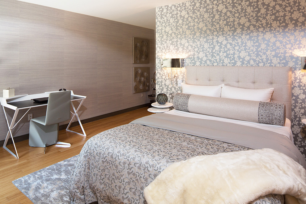 ニューヨークにあるコンテンポラリースタイルのおしゃれな寝室 (マルチカラーの壁、無垢フローリング)