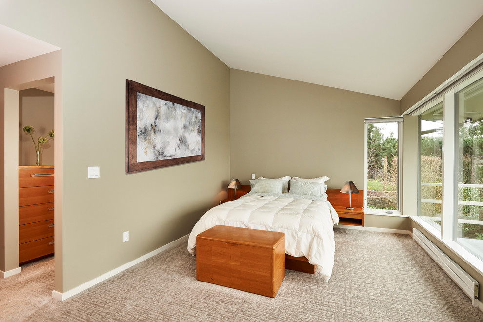 Exemple d'une chambre rétro de taille moyenne avec un mur vert et un sol beige.
