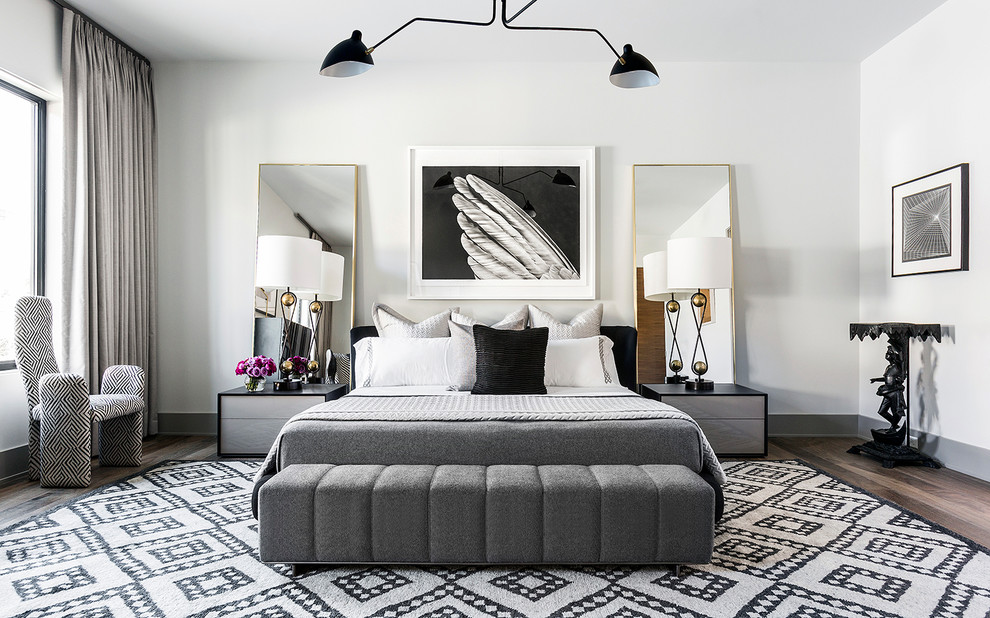 Modernes Hauptschlafzimmer mit weißer Wandfarbe, dunklem Holzboden und braunem Boden in Houston