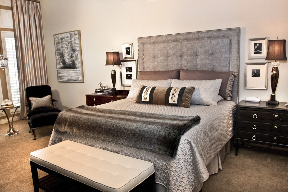 Ejemplo de dormitorio principal minimalista de tamaño medio sin chimenea con paredes blancas, moqueta y suelo beige